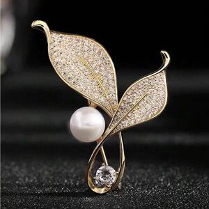 🎁🎁🎉NEW YEARS SALE Gold and  Leaf Brooch with Pearl and Crystal Accents